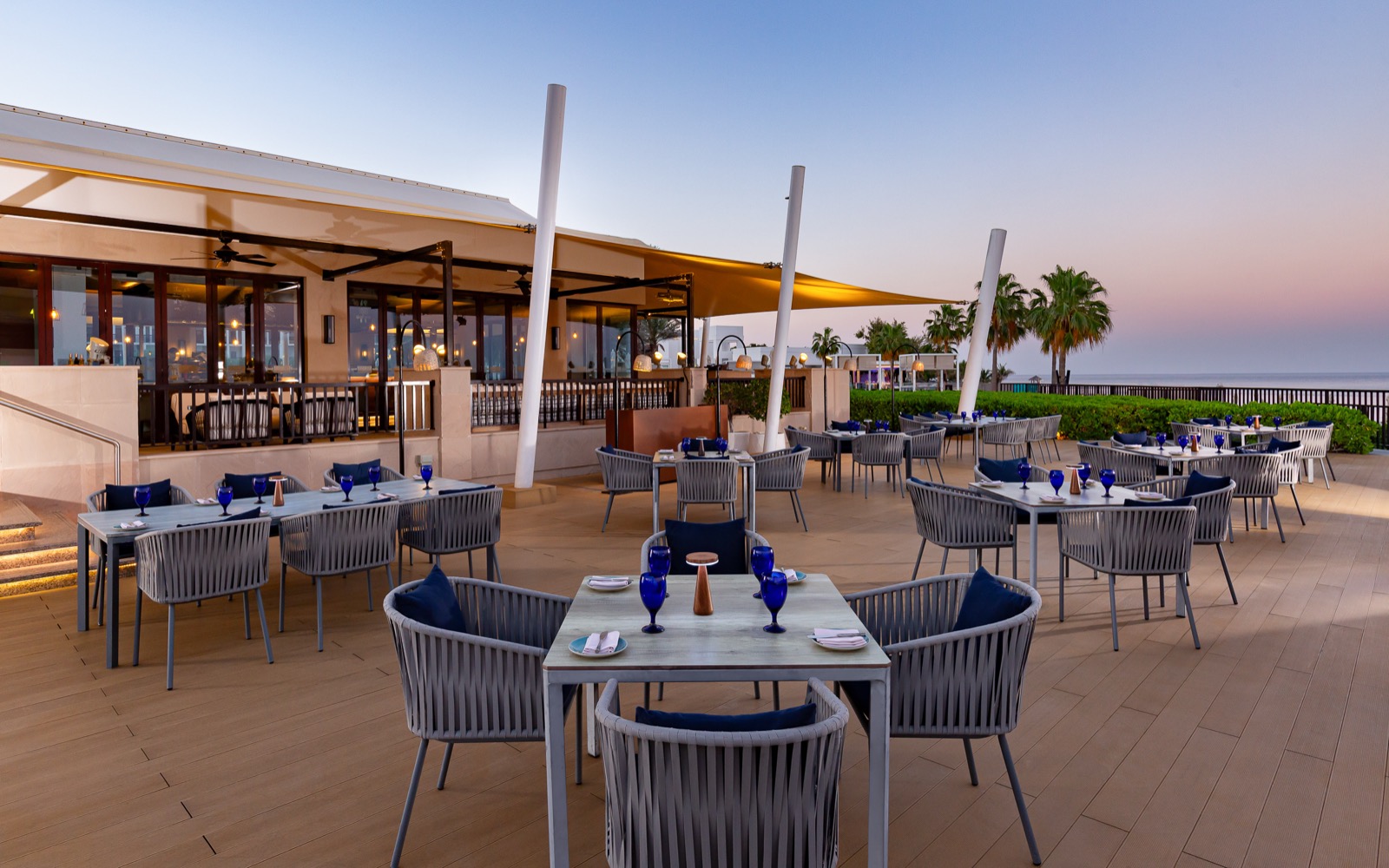 Терраса DRiFT Seafood Kitchen & Bar на закате