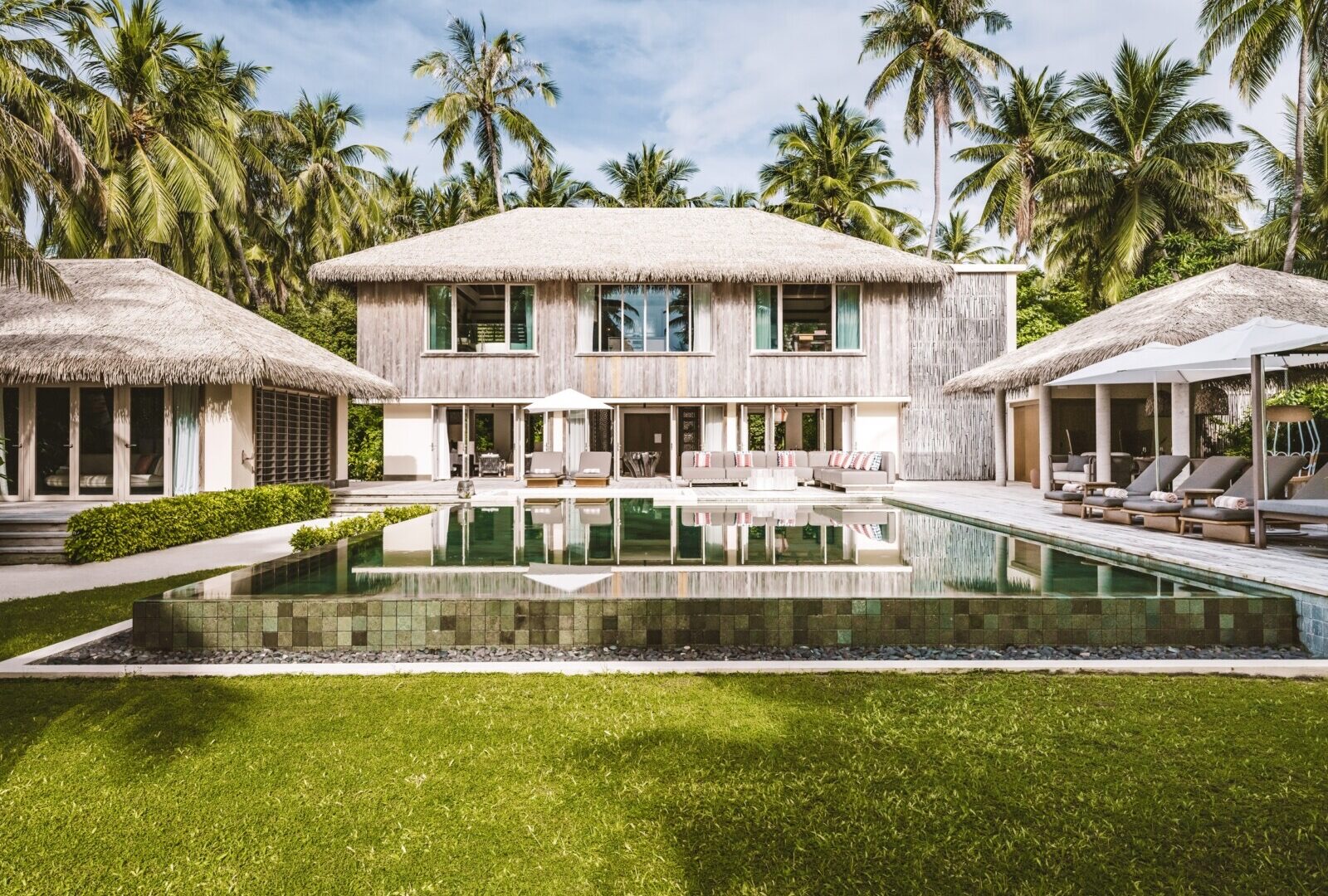 Резиденция Royal Beachfront с приватным бассейном