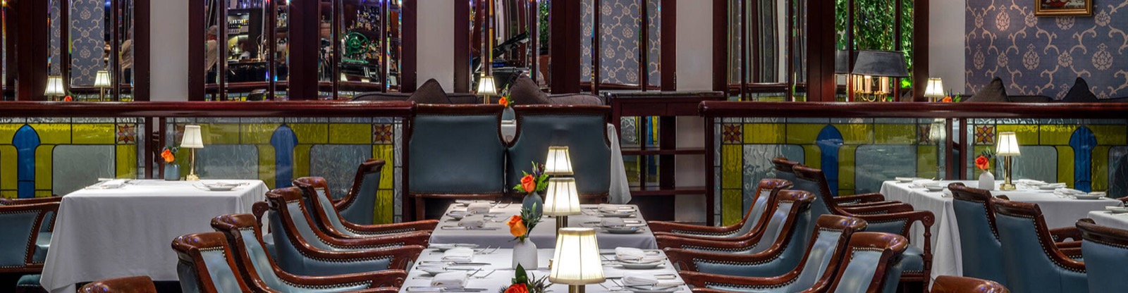 Lobster Bar and Grill — клубный интерьер с витражами и кожаными креслами