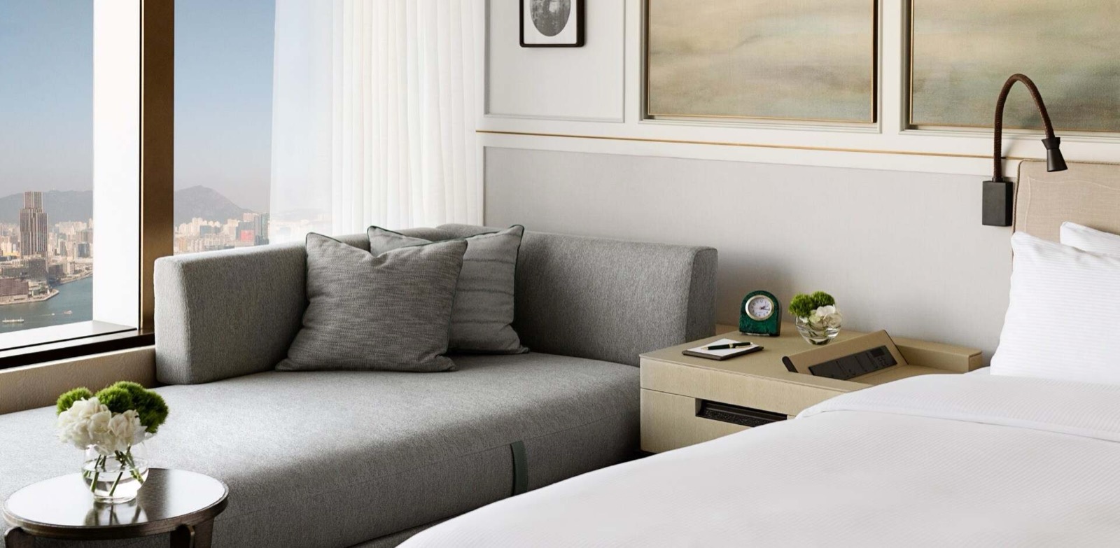 Номер Grand Premier с видом на Victoria Harbour и небоскрёбы Коулуна