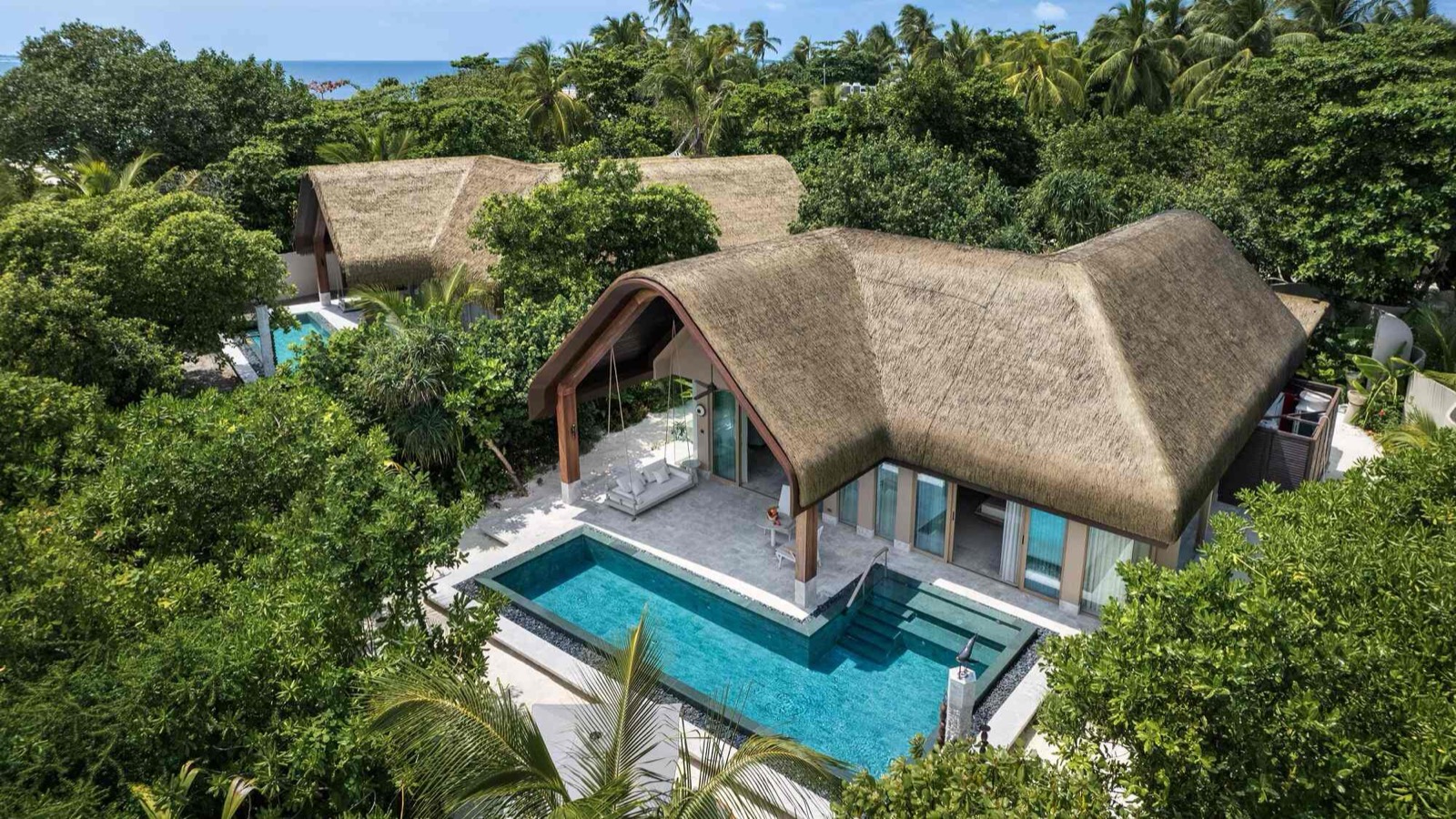 Grand Beach Pool Villa — вид с воздуха среди тропической зелени