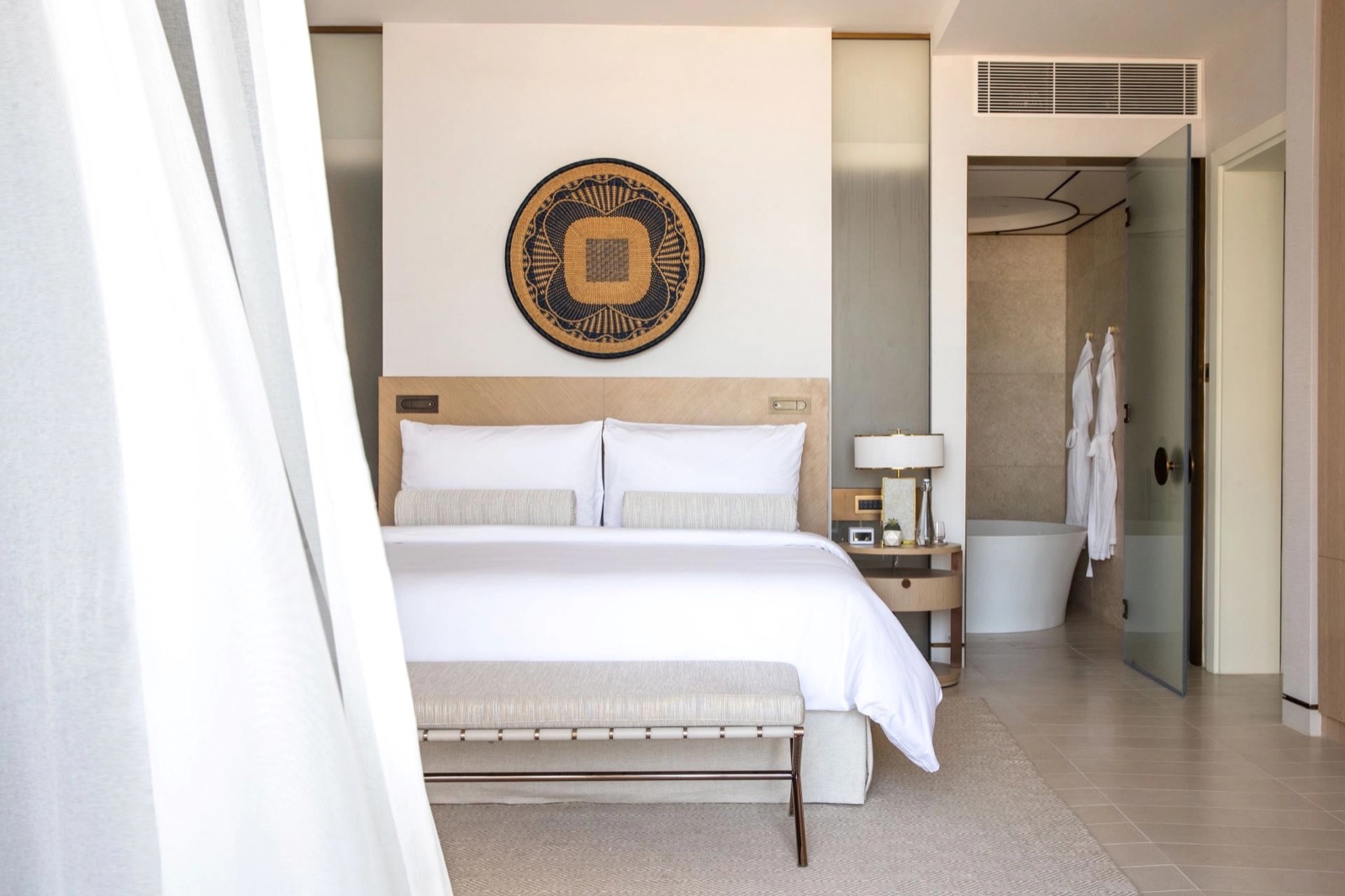 Resort Deluxe Room — номер с видом на воду