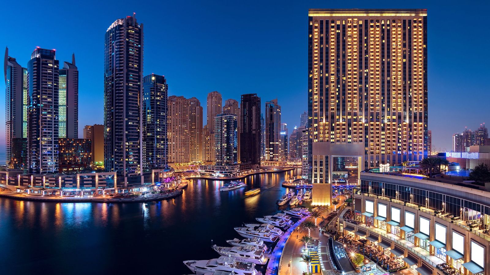 Ночная панорама Dubai Marina с яхтами и небоскрёбами