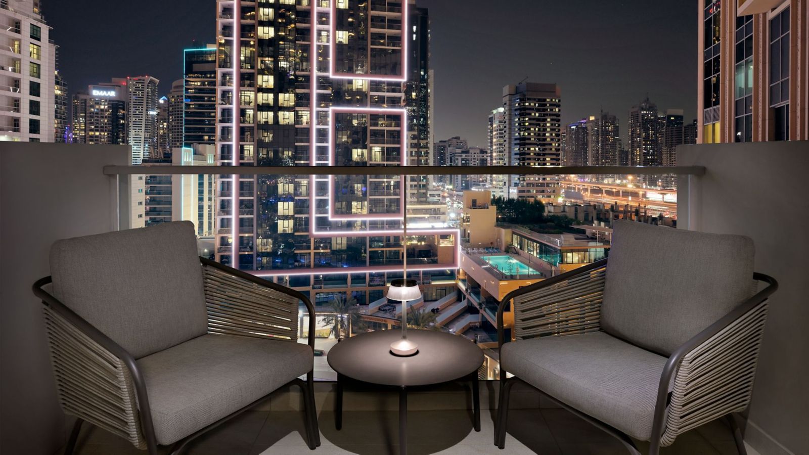 Балкон с видом на вечернюю Dubai Marina