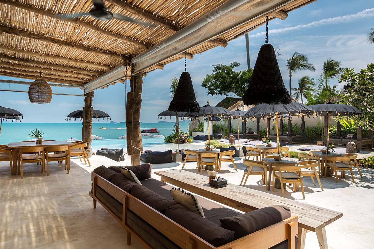 Открытый пляжный клуб Karma Beach с видом на море