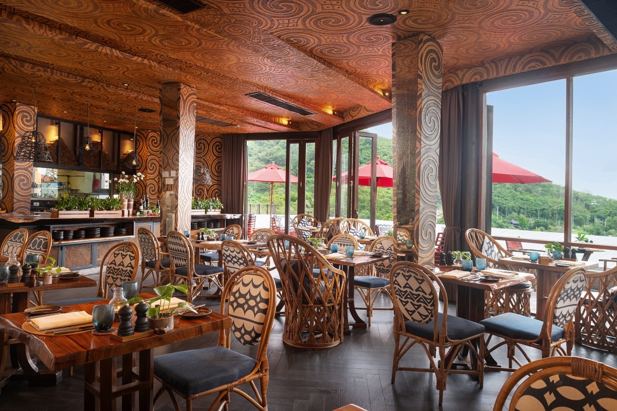 Зал Mala Restaurant с авторскими орнаментами и видом на джунгли