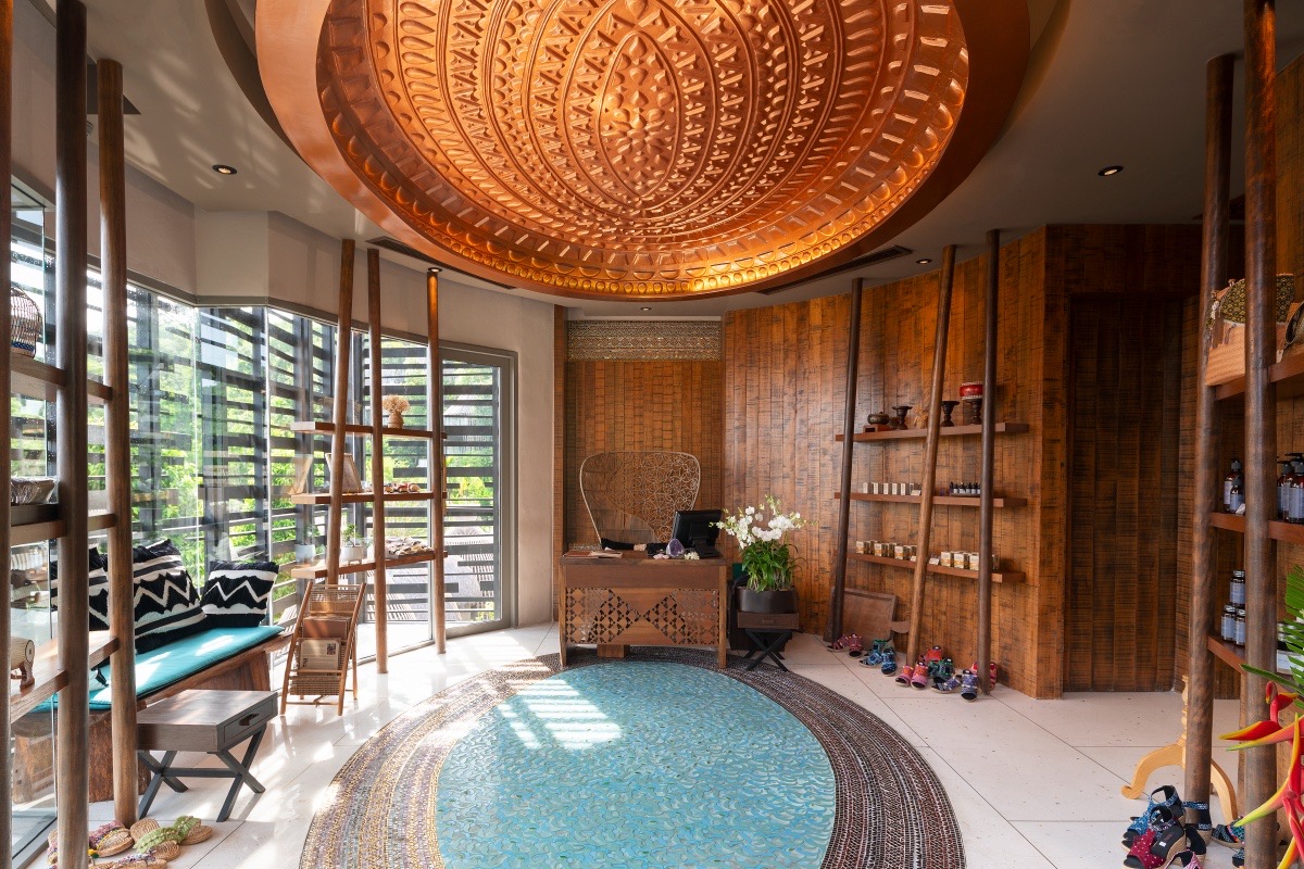 Ресепшн Mala Spa под резным медным куполом