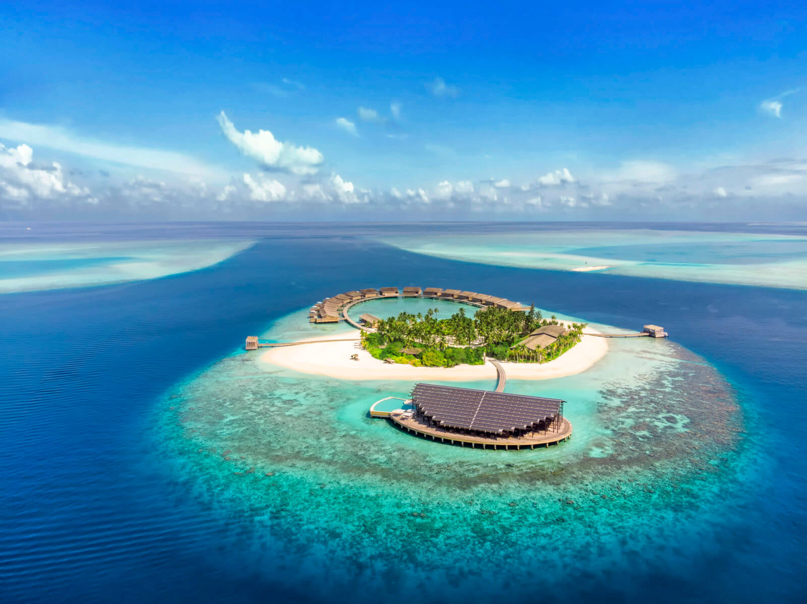 Аэросъёмка острова: солнечная крыша The Retreat