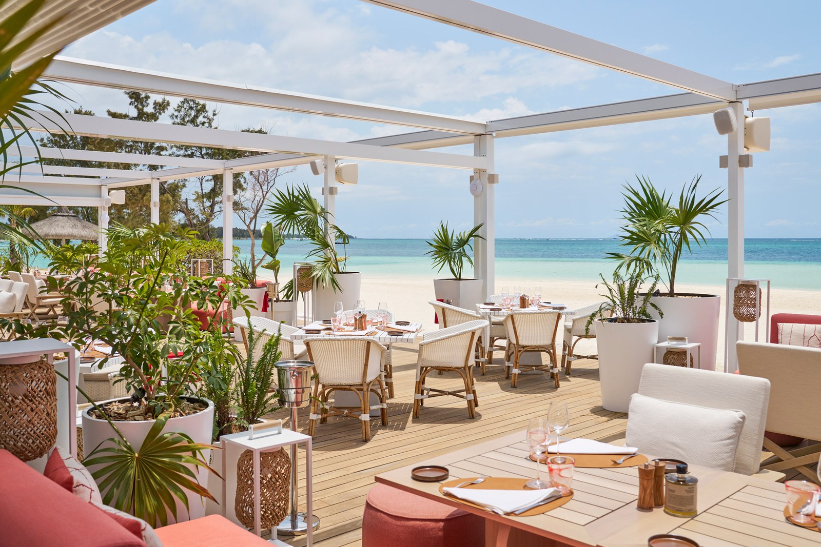 Пляжный ресторан Beach Rouge на террасе