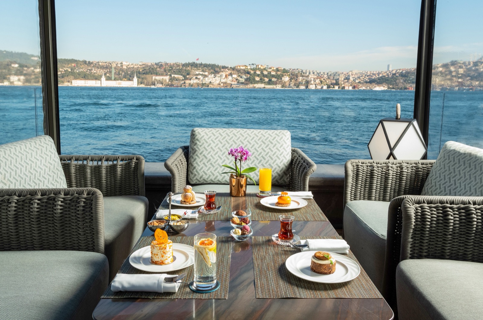 Bosphorus Lounge: столик у панорамного окна с видом на пролив и город