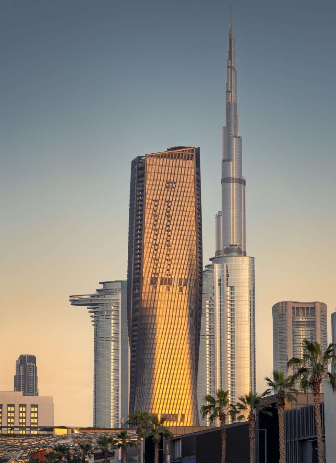 Wasl Tower на закате — дом Mandarin Oriental Downtown рядом с Бурдж-Халифой