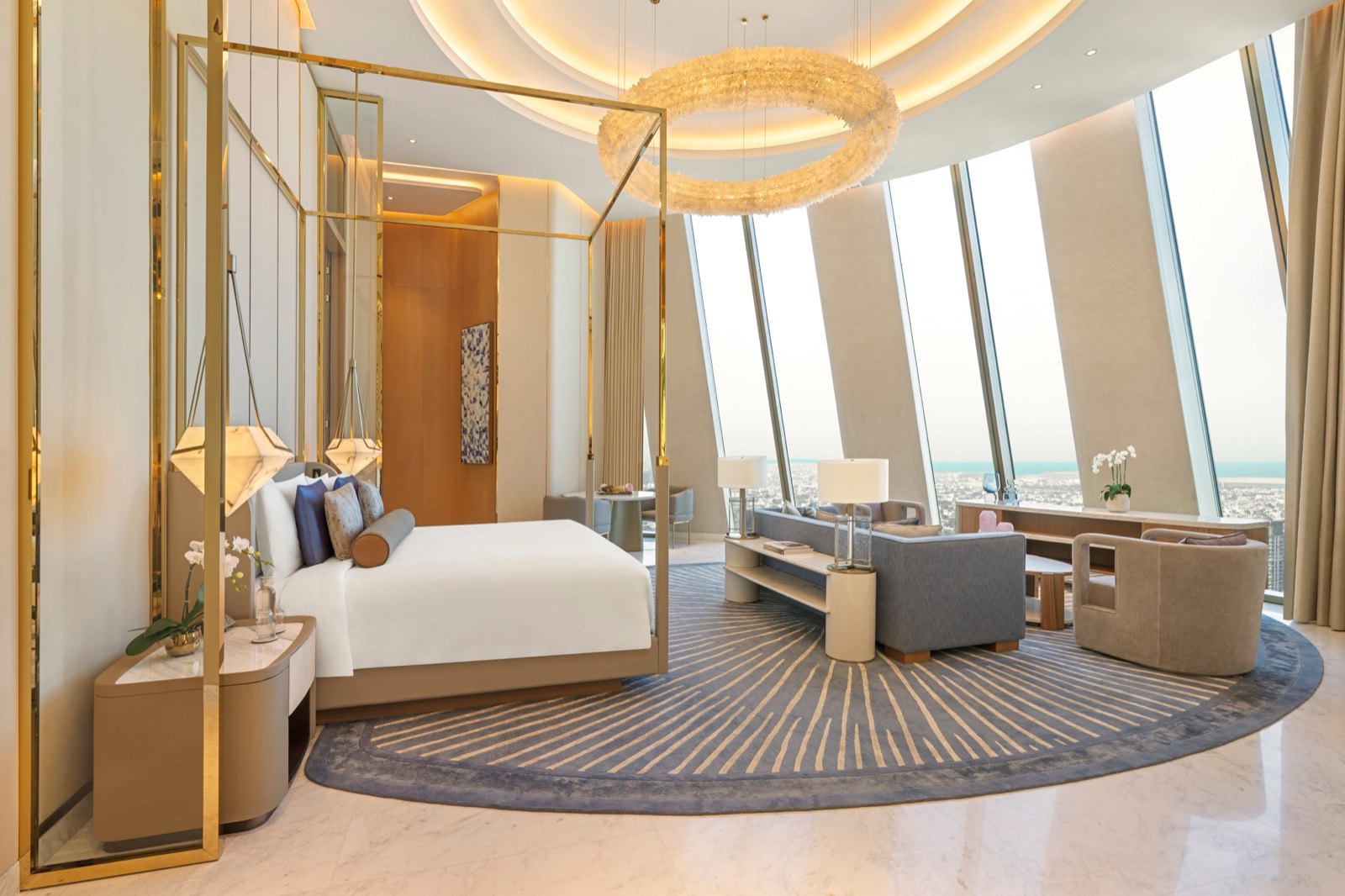 Спальня Royal Penthouse с панорамным остеклением и видом на город