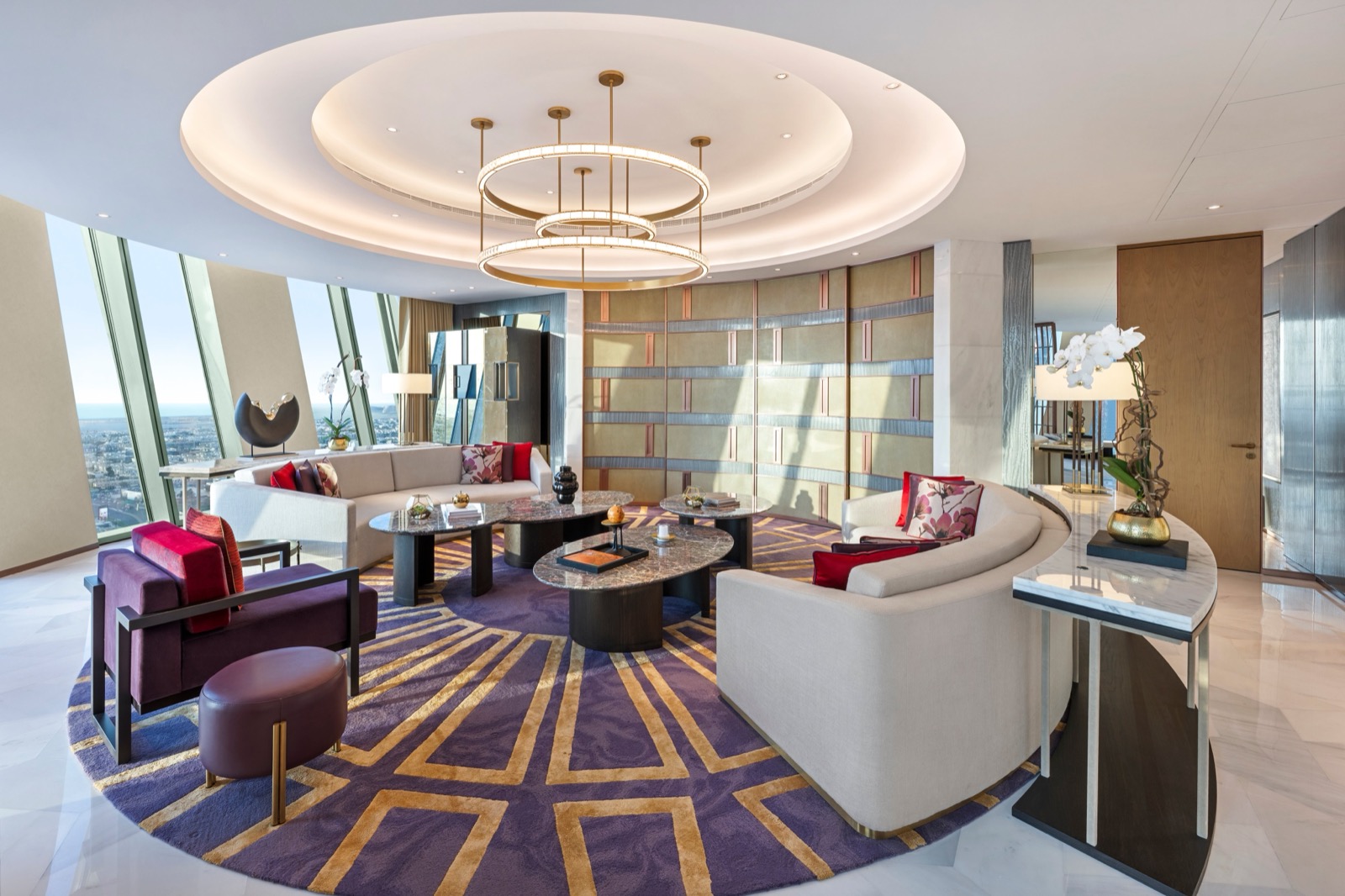 Гостиная Presidential Suite с панорамой небоскрёбов Дубая