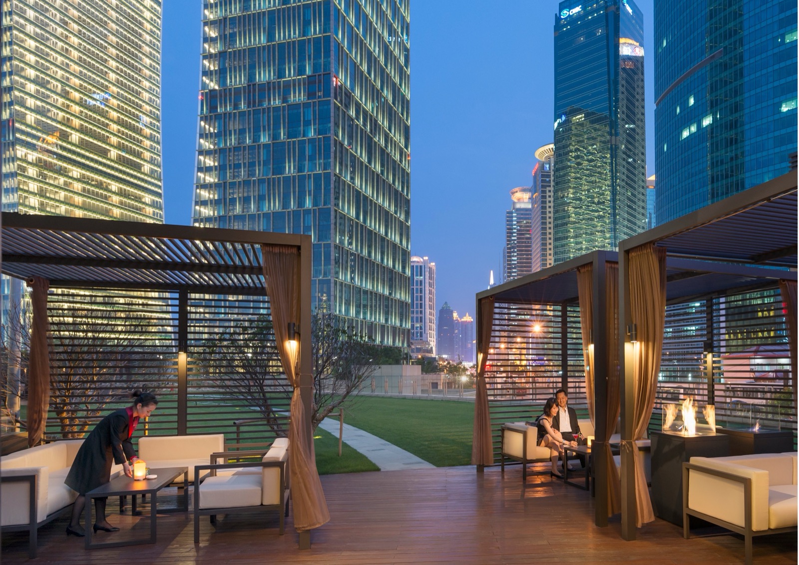 Терраса Qi Bar с панорамой вечернего Пудуна