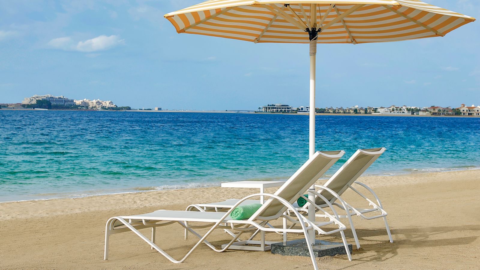 Пляжная зона Palm West Beach