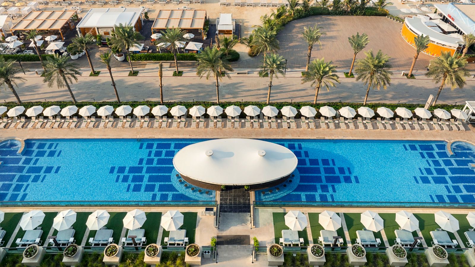 Аэровид: бассейн и пляж Palm West Beach