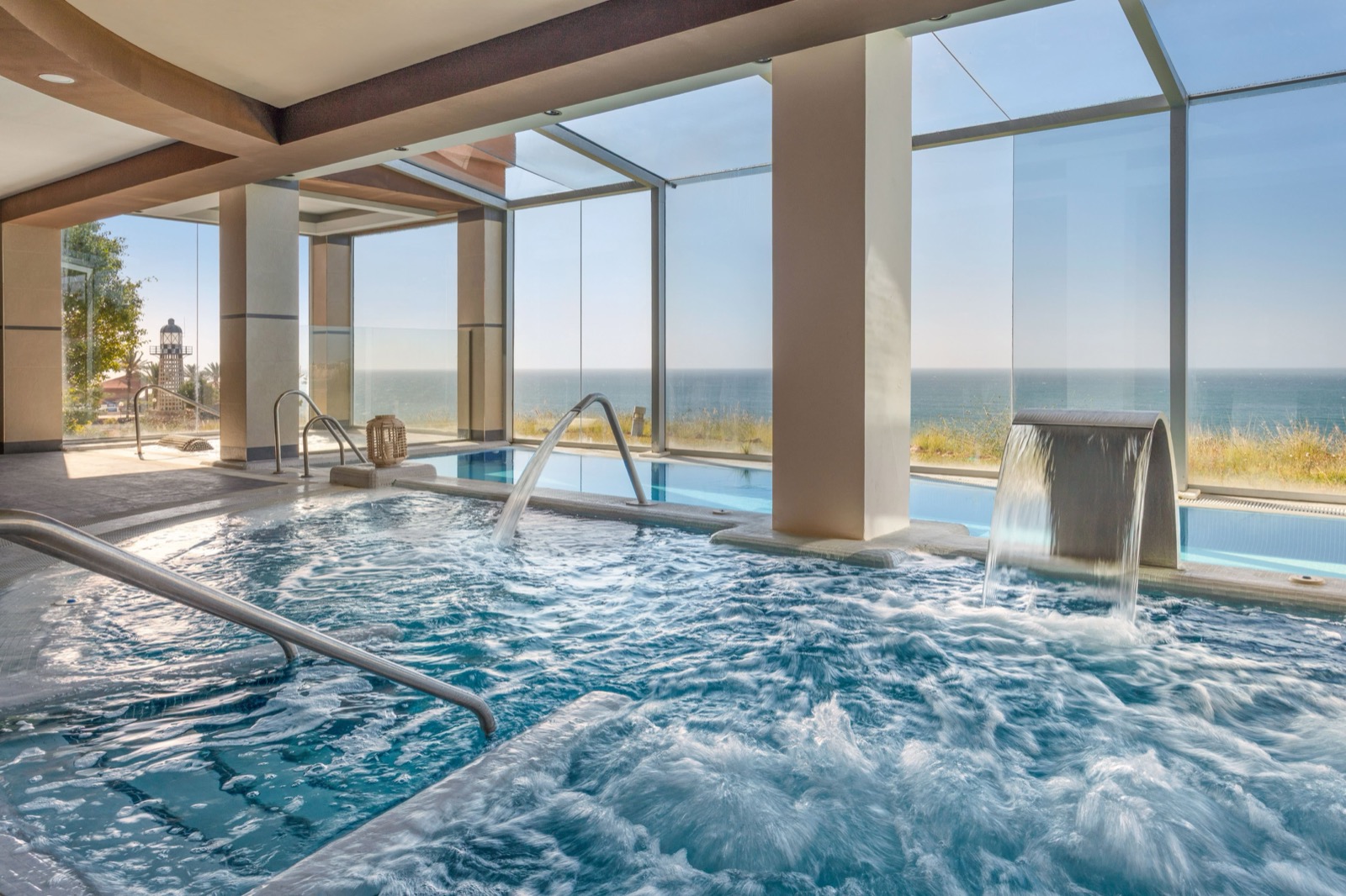 Гидротерапевтический бассейн YHI Spa с водными струями и видом на океан