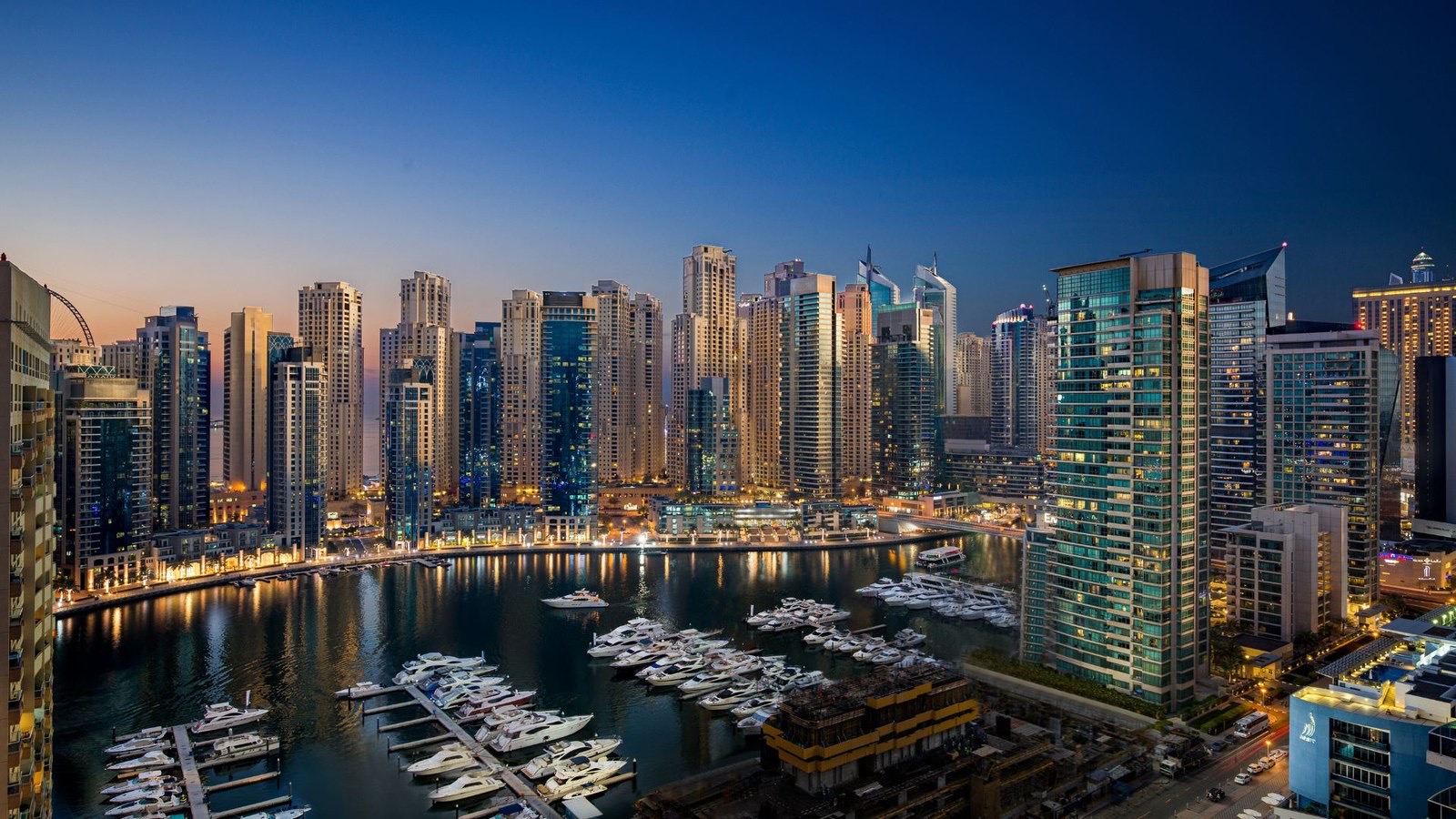 Башня отеля на набережной Dubai Marina