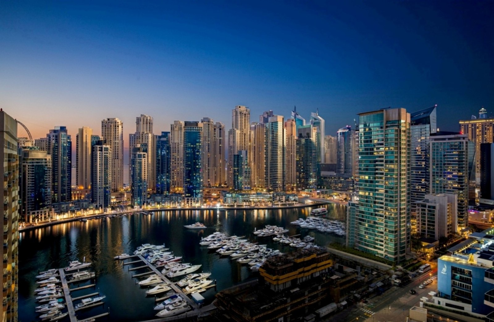 Вид на Dubai Marina с террасы отеля