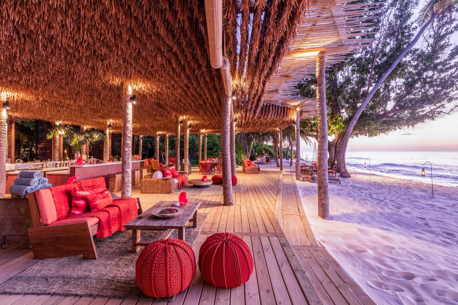 Sunset Beach Bar у самой кромки воды на закате