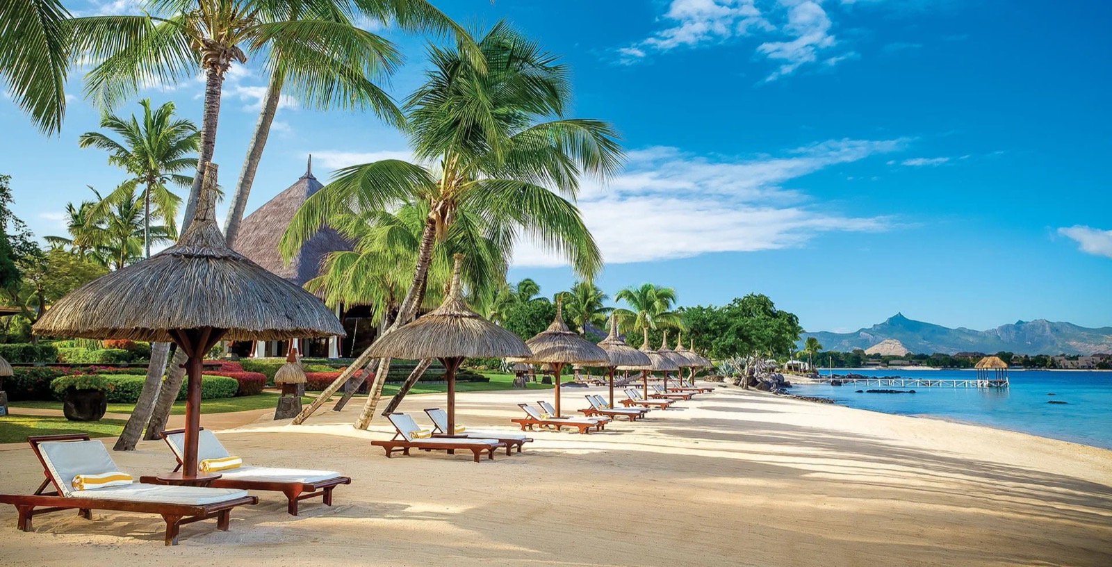 Пляж и бухта Turtle Bay в обрамлении тропического сада