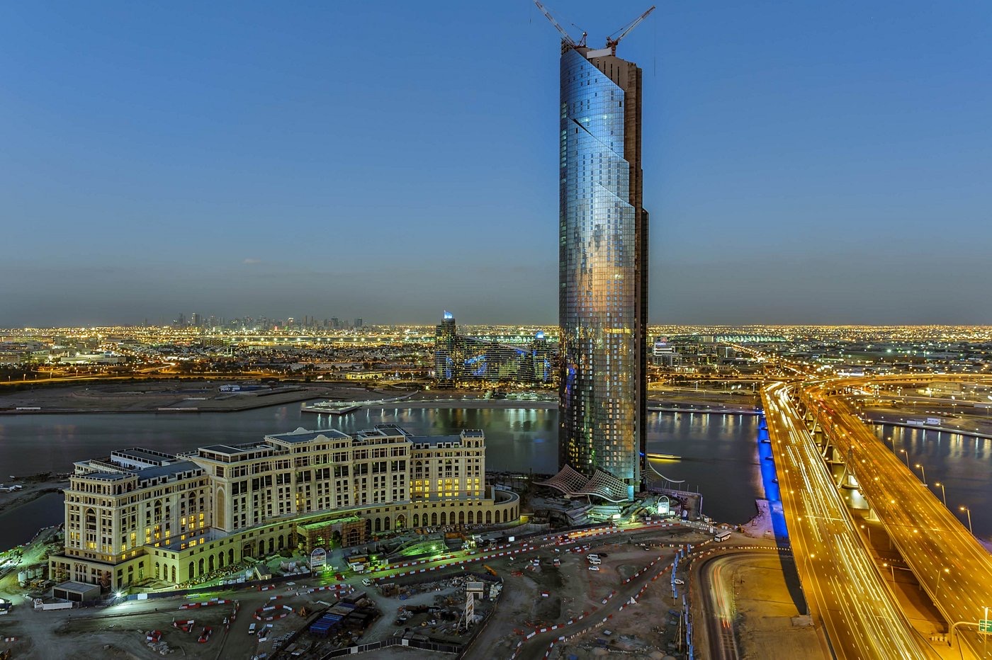 Occidental Sharjah Grand — фасад отеля на набережной залива Аль-Хан