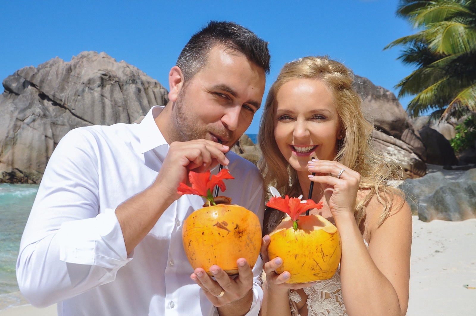 Пляж Anse Patates: белый песок и гранитные валуны