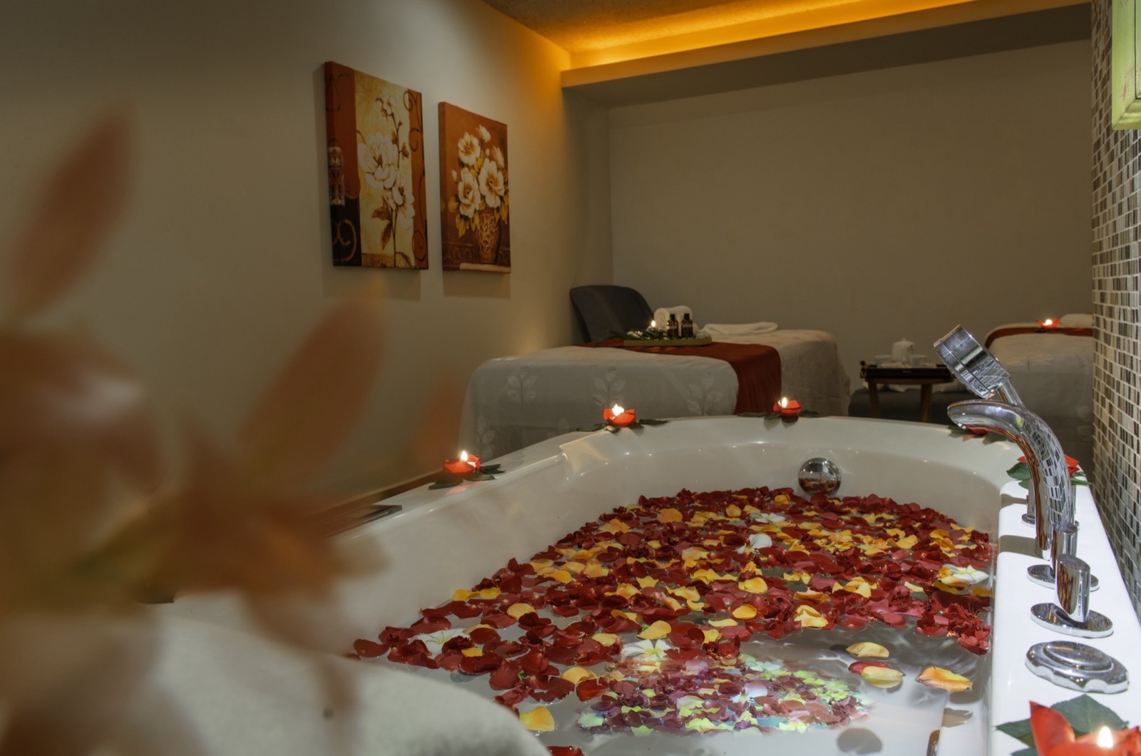 Havana Spa: приватная зона с цветочной ванной и процедурными кушетками