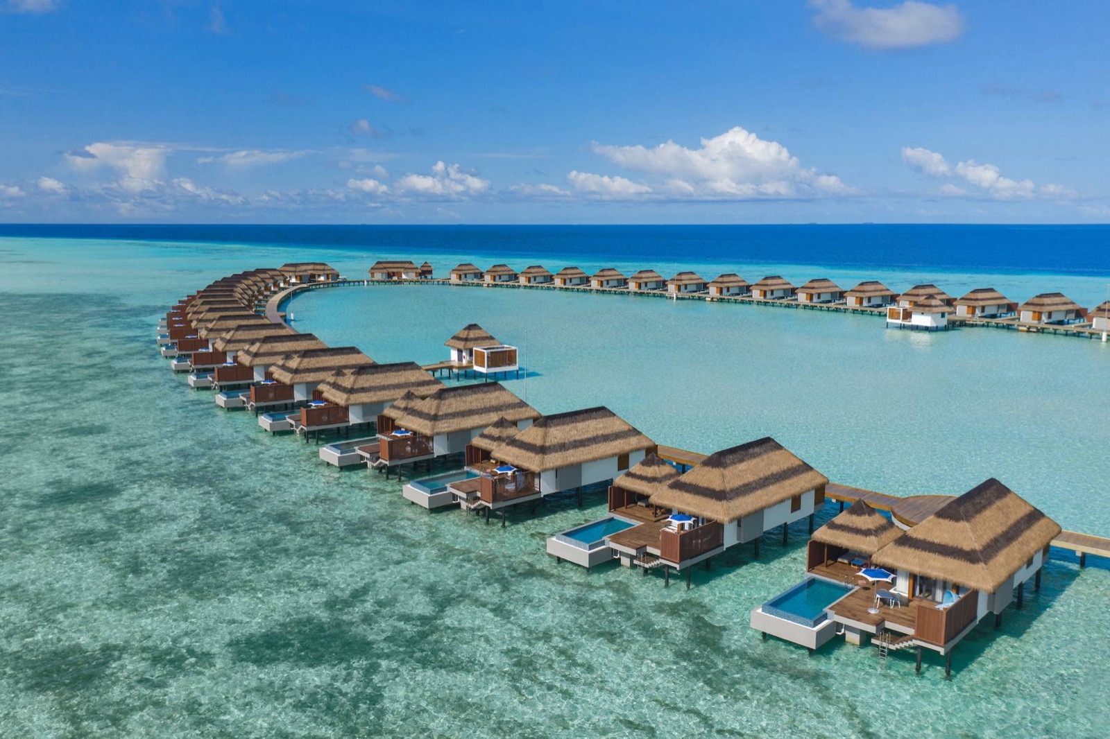 Аэропанорама водных вилл над лагуной Pullman Maldives Maamutaa