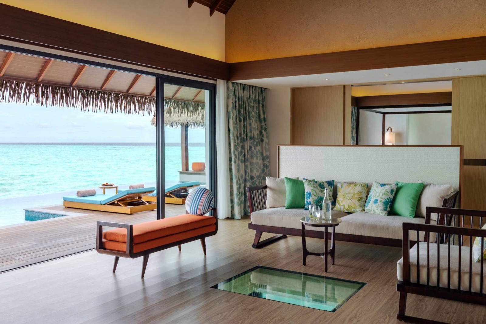 Гостиная надводной виллы Two-Bedroom Ocean Pool Villa
