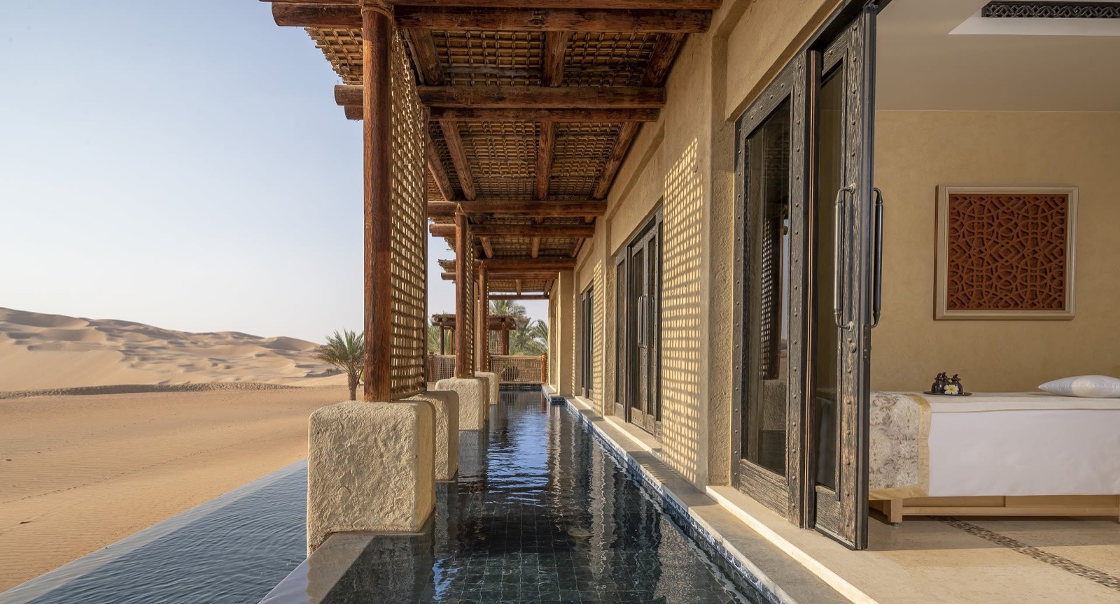 Зона Anantara Spa с бассейном и видом на пустыню