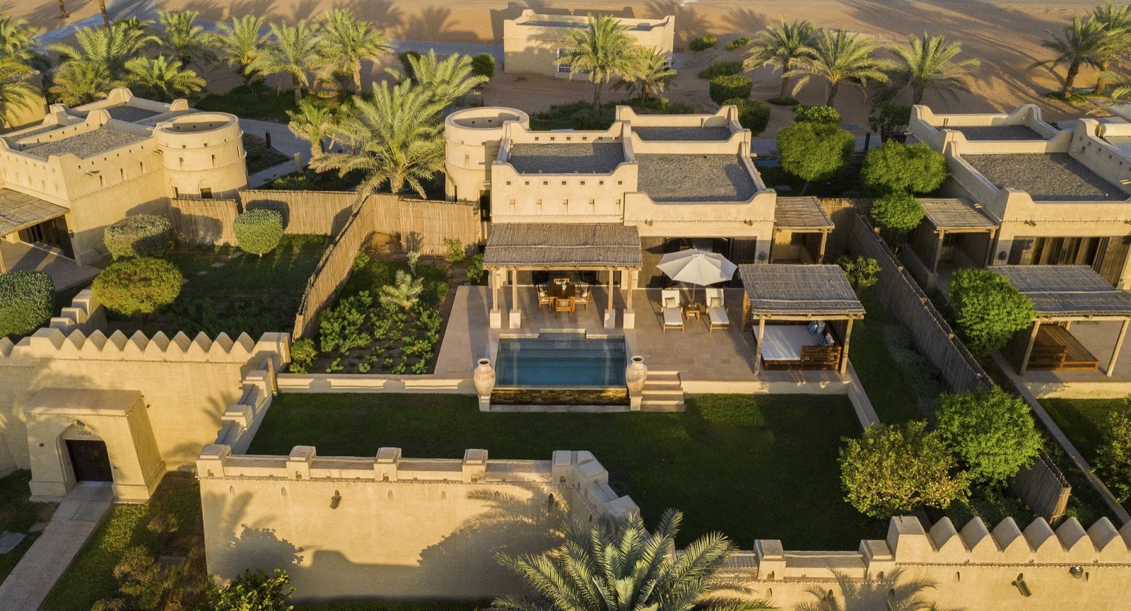 One Bedroom Anantara Pool Villa — терраса и частный бассейн у дюн