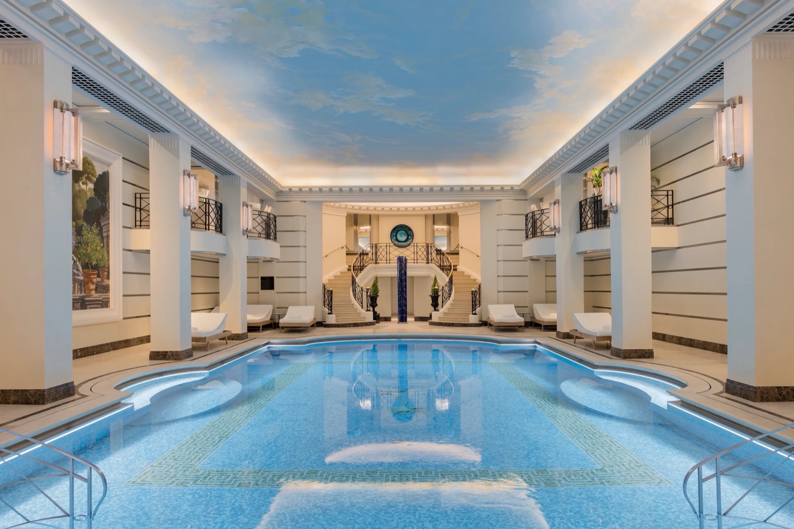 Бассейн Ritz Club & Spa