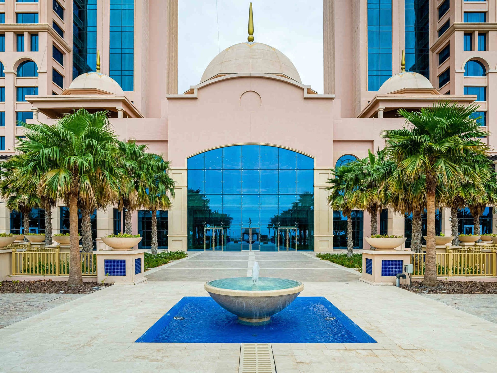 Фасад Rixos Marina Abu Dhabi — арка-небоскрёб над входной группой