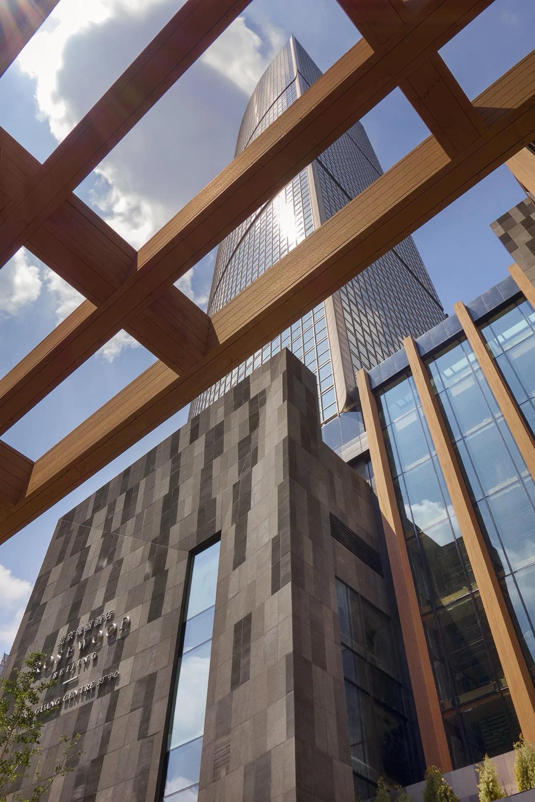 Фасад Rosewood Beijing в башне Jing Guang Centre, район Чаоян