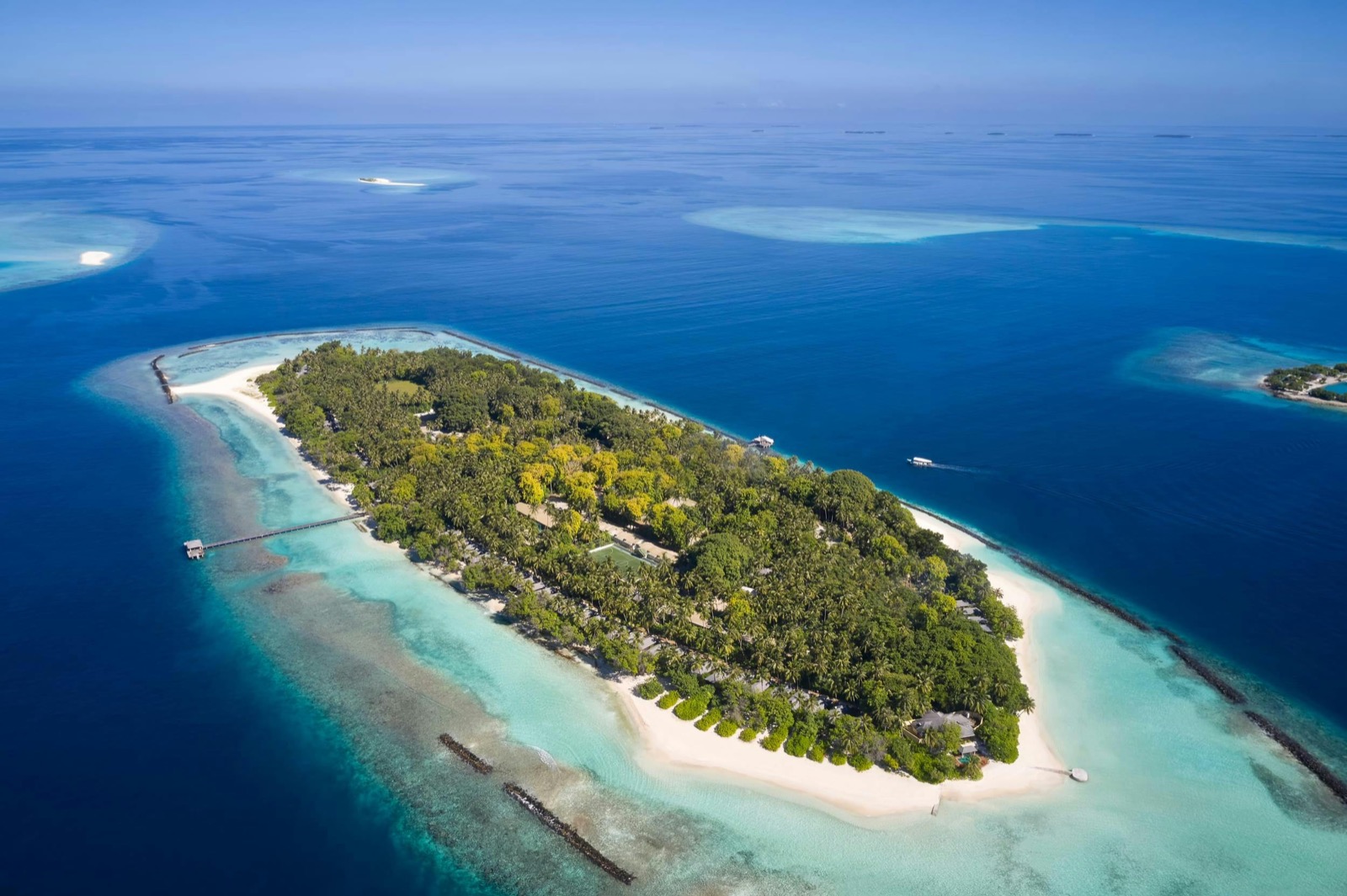 Остров Royal Island с высоты: зелёный массив в кольце белого пляжа