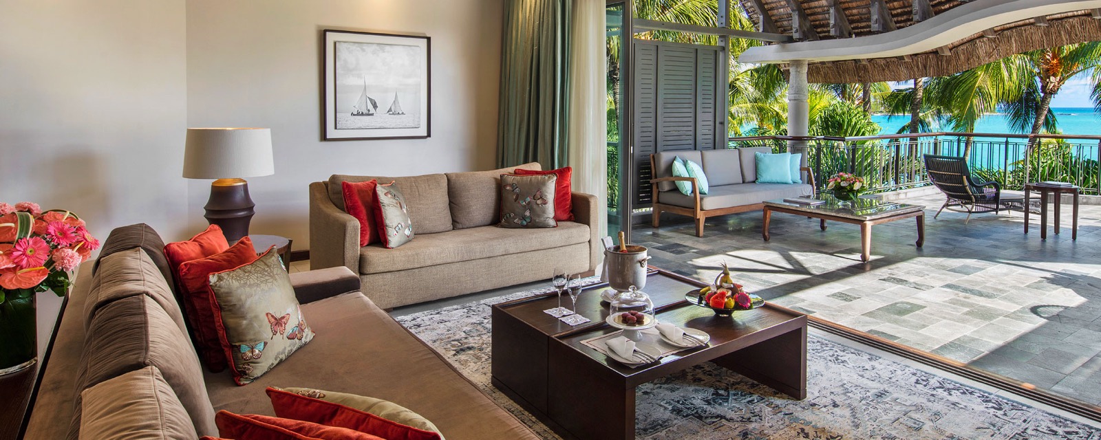 Гостиная Presidential Suite с террасой к океану