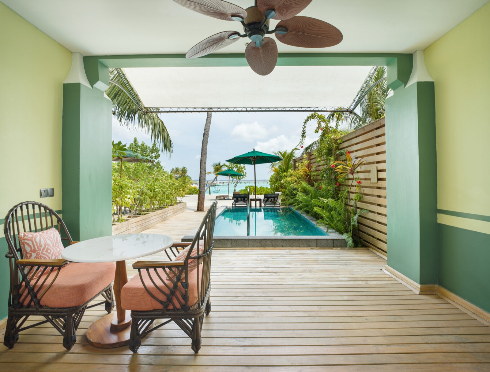 Приватный плунж-бассейн номера Beach Room with Pool