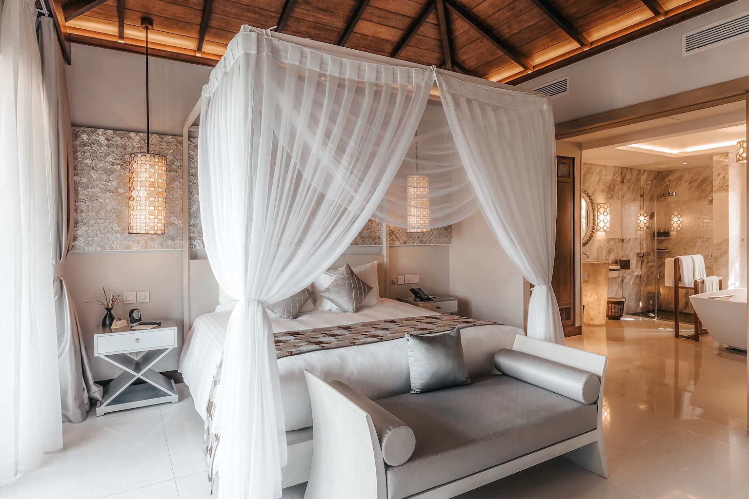 Pearl Suite Villa: кровать с балдахином и отделка из перламутра капиз