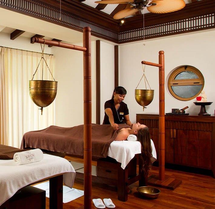 Процедурный кабинет Savoy Spa в тёплых деревянных тонах