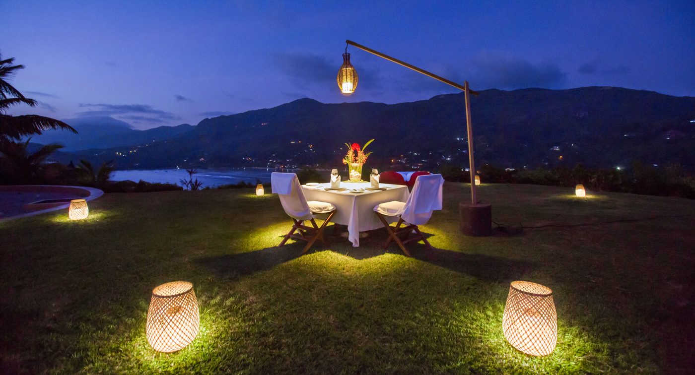 Ужин на пляже при свечах