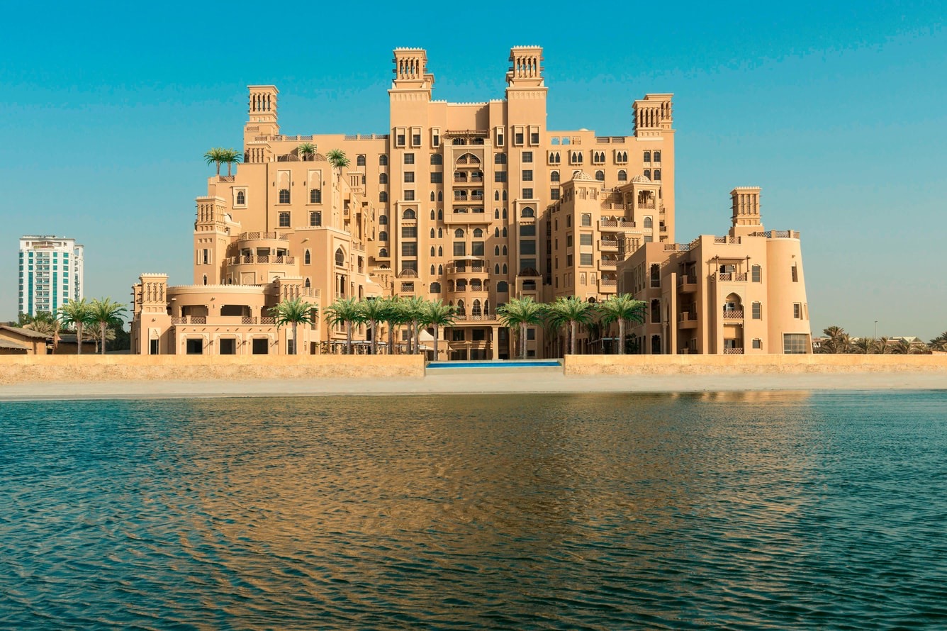 Фасад Sheraton Sharjah Beach Resort & Spa на берегу Персидского залива