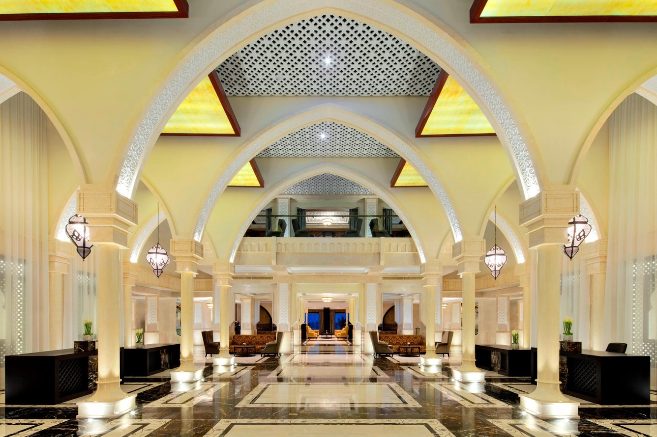 Лобби отеля в современном стиле Sheraton