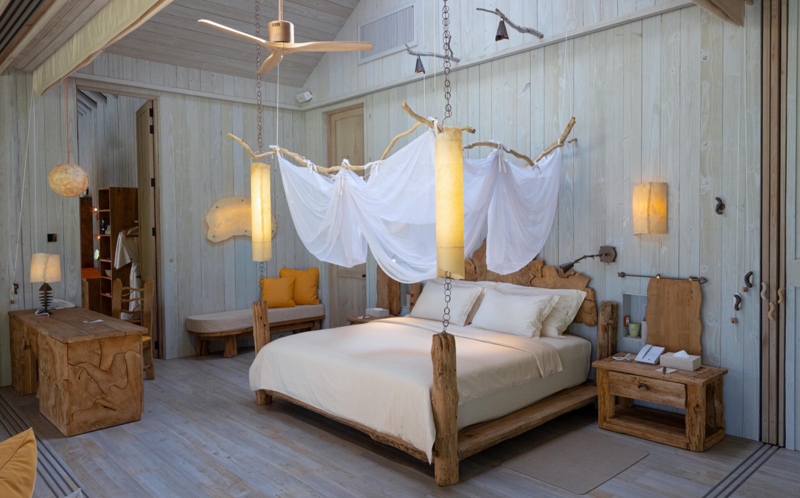 Спальня Beach Hideaway — фирменный деревянный интерьер Soneva