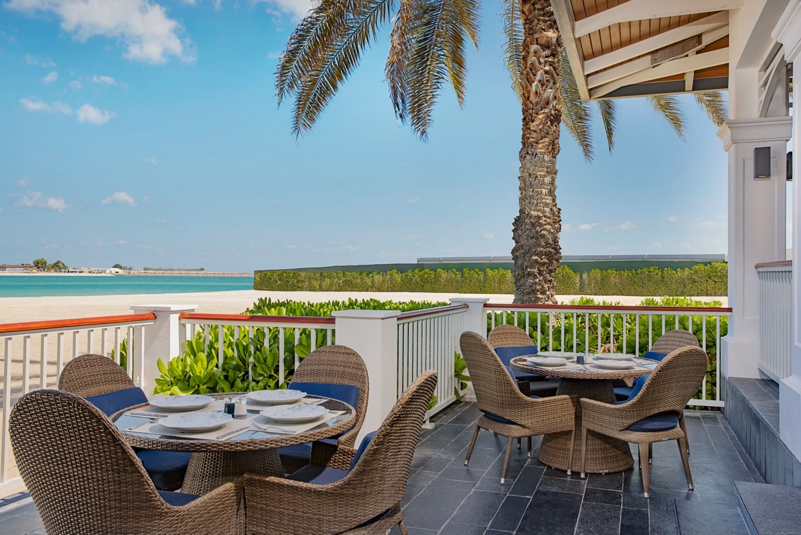 Cabana Beach Bar & Grill в пляжном клубе Nation Riviera