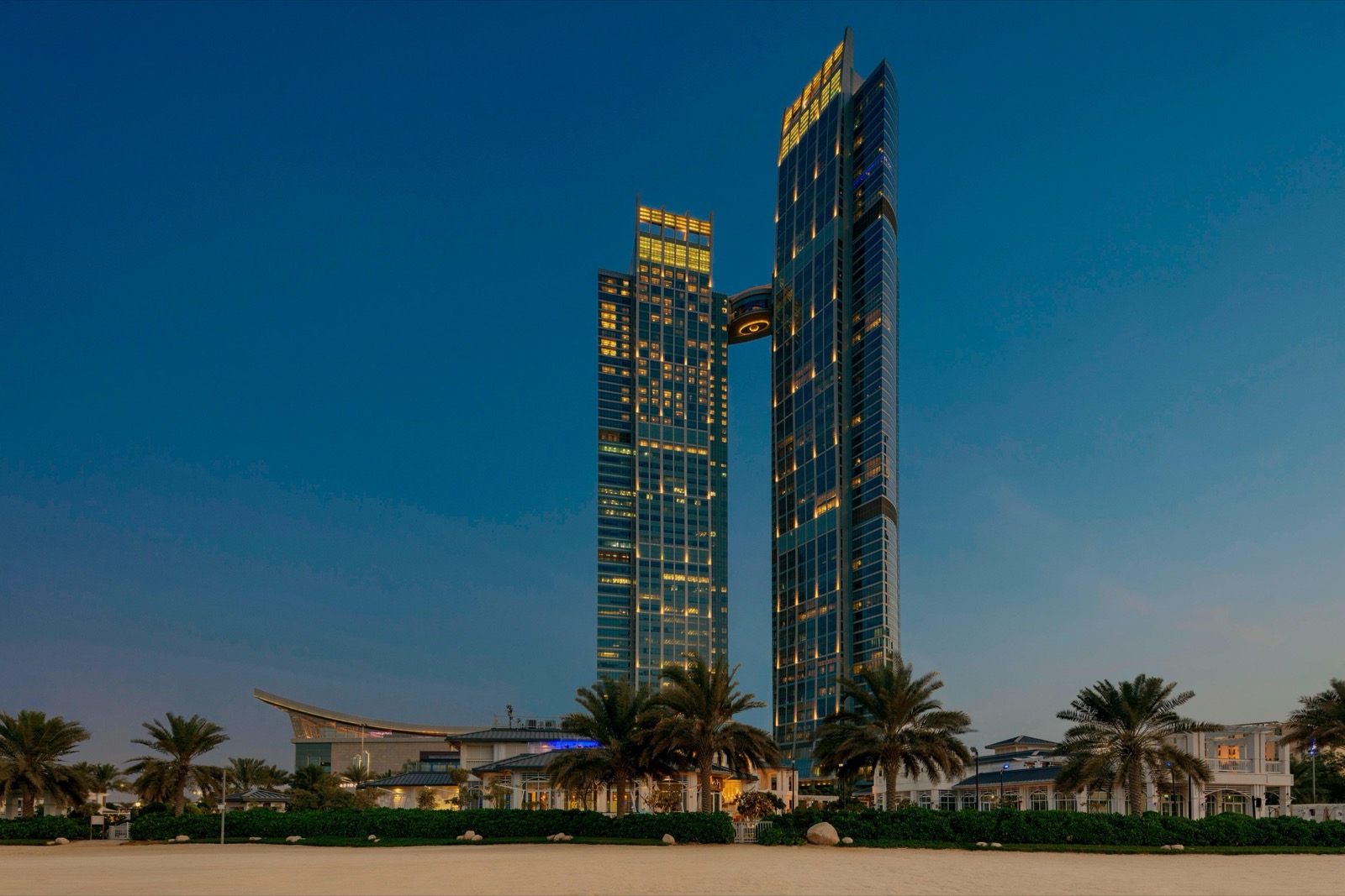 Nation Towers на Корниш — две башни, соединённые люксом-мостом отеля