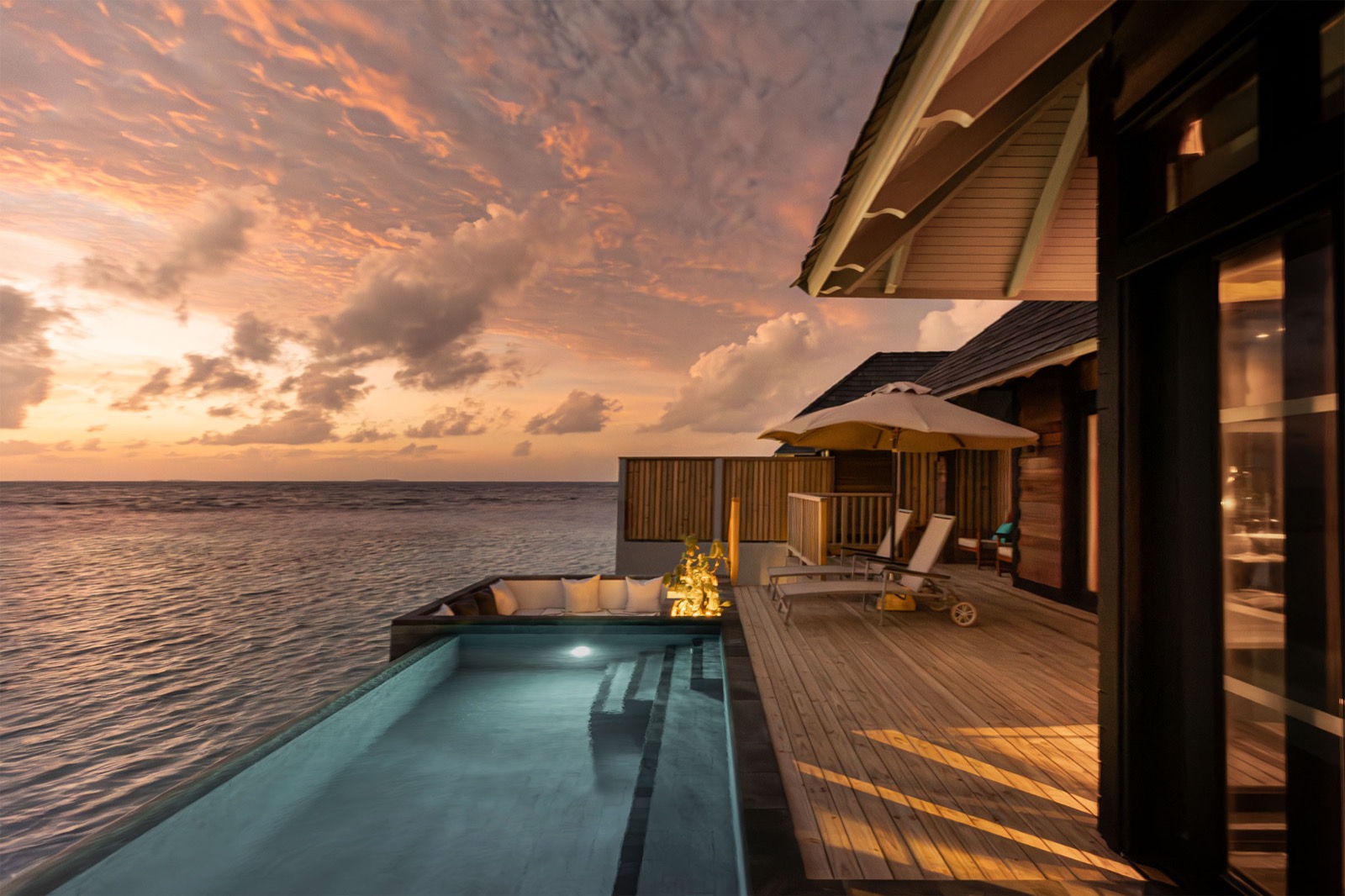 Sunset Horizon Water Villa с видом на закат