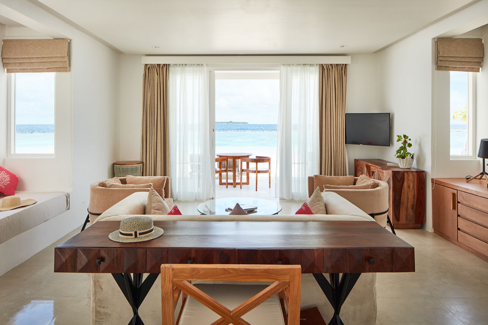 Гостиная Grand Beach Villa с видом на лагуну