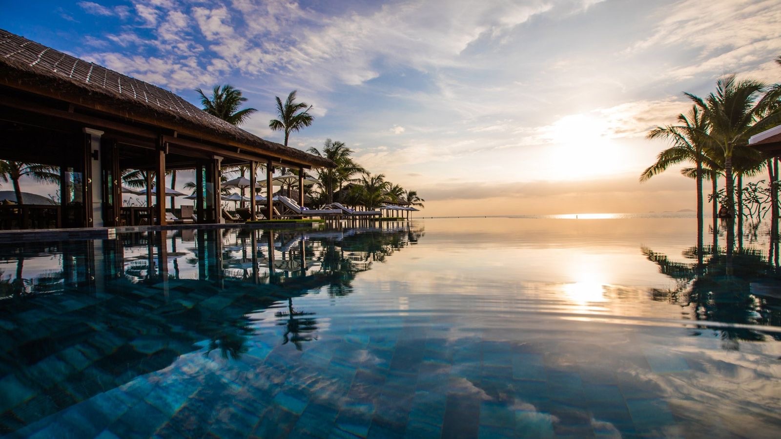 Бассейн-инфинити с видом на море на закате