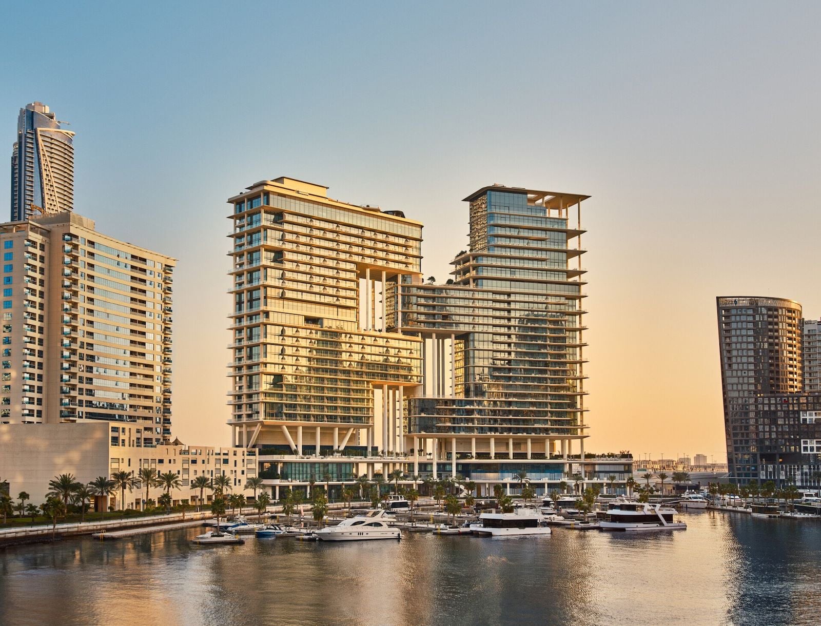 The Lana, Dorchester Collection — фасад на набережной Marasi Bay Marina